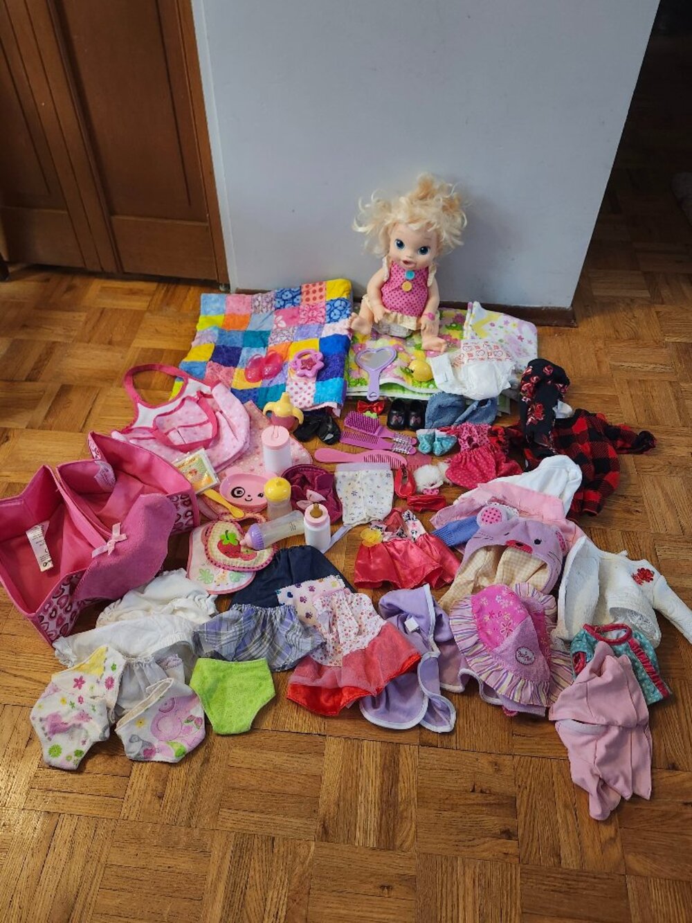 Hasbro 2013 Baby Alive Snackin' Sara Doll & Accessories